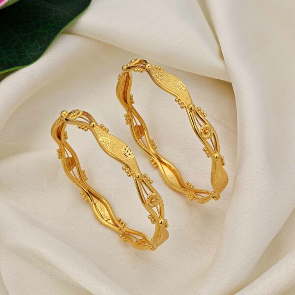 Elegnat Swril Floral Gold Bangles